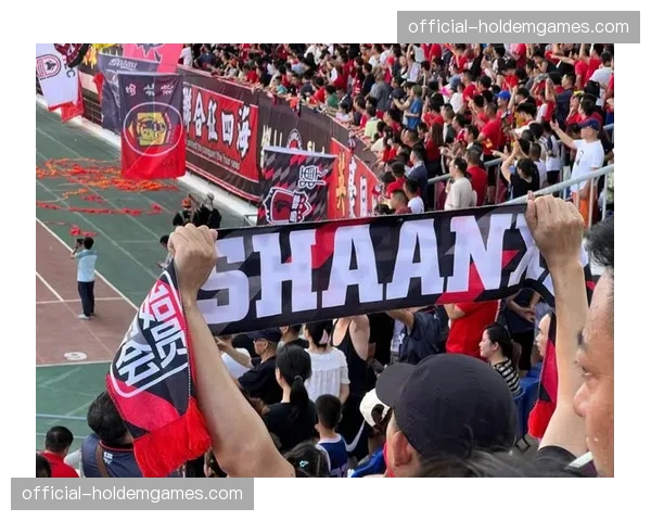 实时：比赛因球迷向场内投掷烟火中断15分钟